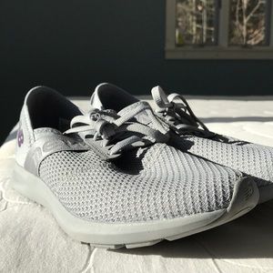 New Balance sneakers Size 9 gray Used twice